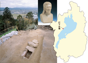 箱形石棺の検出状況（撮影：寿福滋氏）と、被葬者復顔模型（右上）