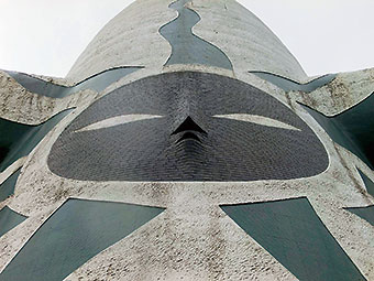 近江化学陶器で制作されたタイルを敷きつめた「黒い太陽」（大阪府吹田市・万博記念公園）