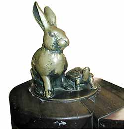 階段手すりの起点部分でスタート間近のウサギとカメ（豊郷小学校の歴史と未来を考える会 提供）