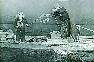 昭和30年頃、「流しもち」を巻き上げてカモを捕る漁師
