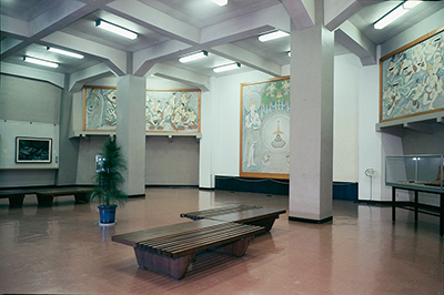滋賀県立琵琶湖文化館の別館に移設された杉本哲郎「舎利供養」