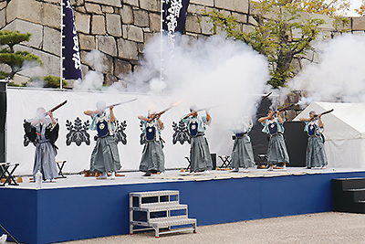 「大阪城の秋まつり2020」での国友鉄砲隊による火縄銃の演武