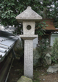 114-3 3 琵琶湖洪水石標 吉川家庭園内