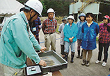 第４次発掘現場での学習会のようす（2016年４月24日）