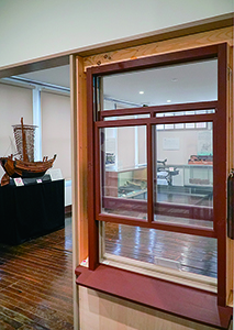 134mado 展示室内に設けられた上下スライド式の窓