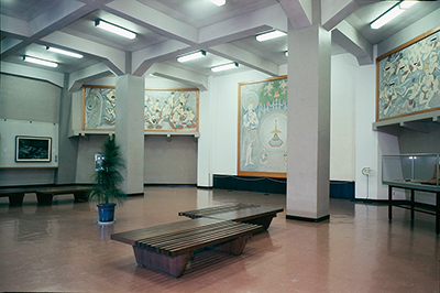 143sharikuyo 滋賀県立琵琶湖文化館の別館に移設された杉本哲郎「舎利供養」
